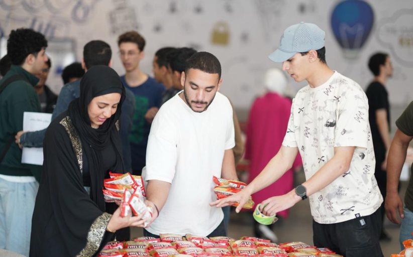 جامعة مصر للمعلوماتية تنظم حفل إفطار جماعي لطلابها وتوزع شنط رمضان علي العمالة بمدينة المعرفة