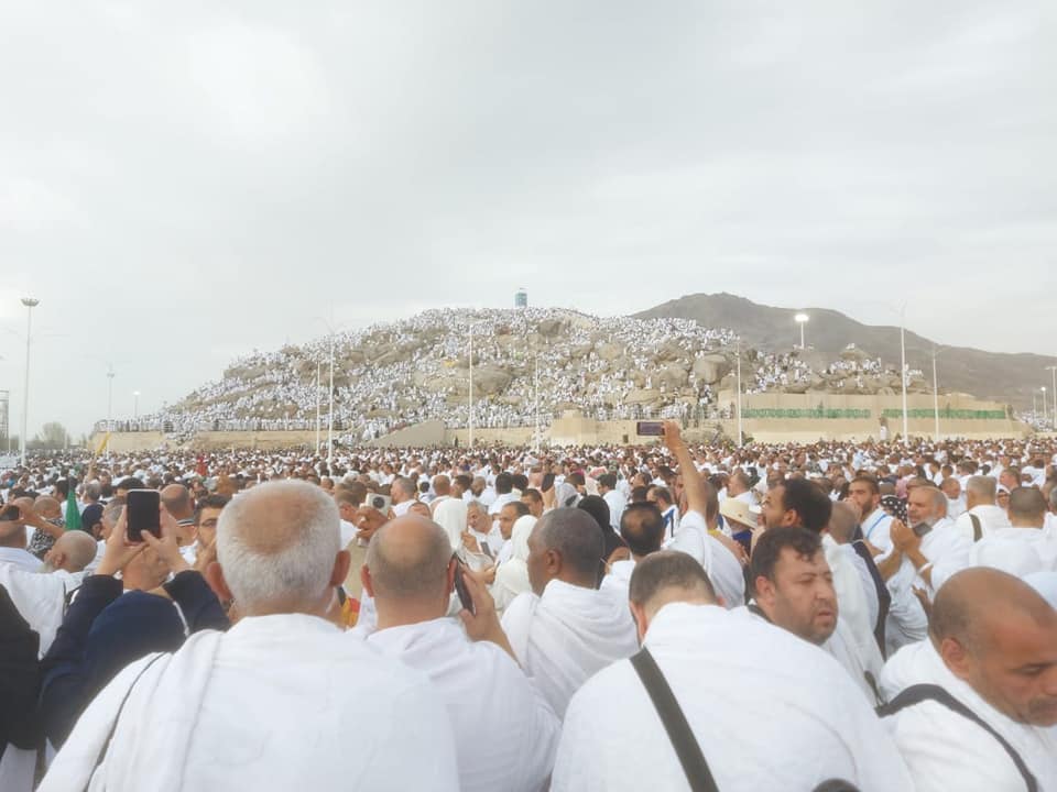 حجاج بيت الله الحرام من الجمعيات الأهلية يواصلون رمي الجمرات