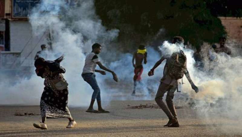 قوات الأمن السودانية تطلق قنابل الغاز لفض احتجاجات بعد اشتباكات قبلية