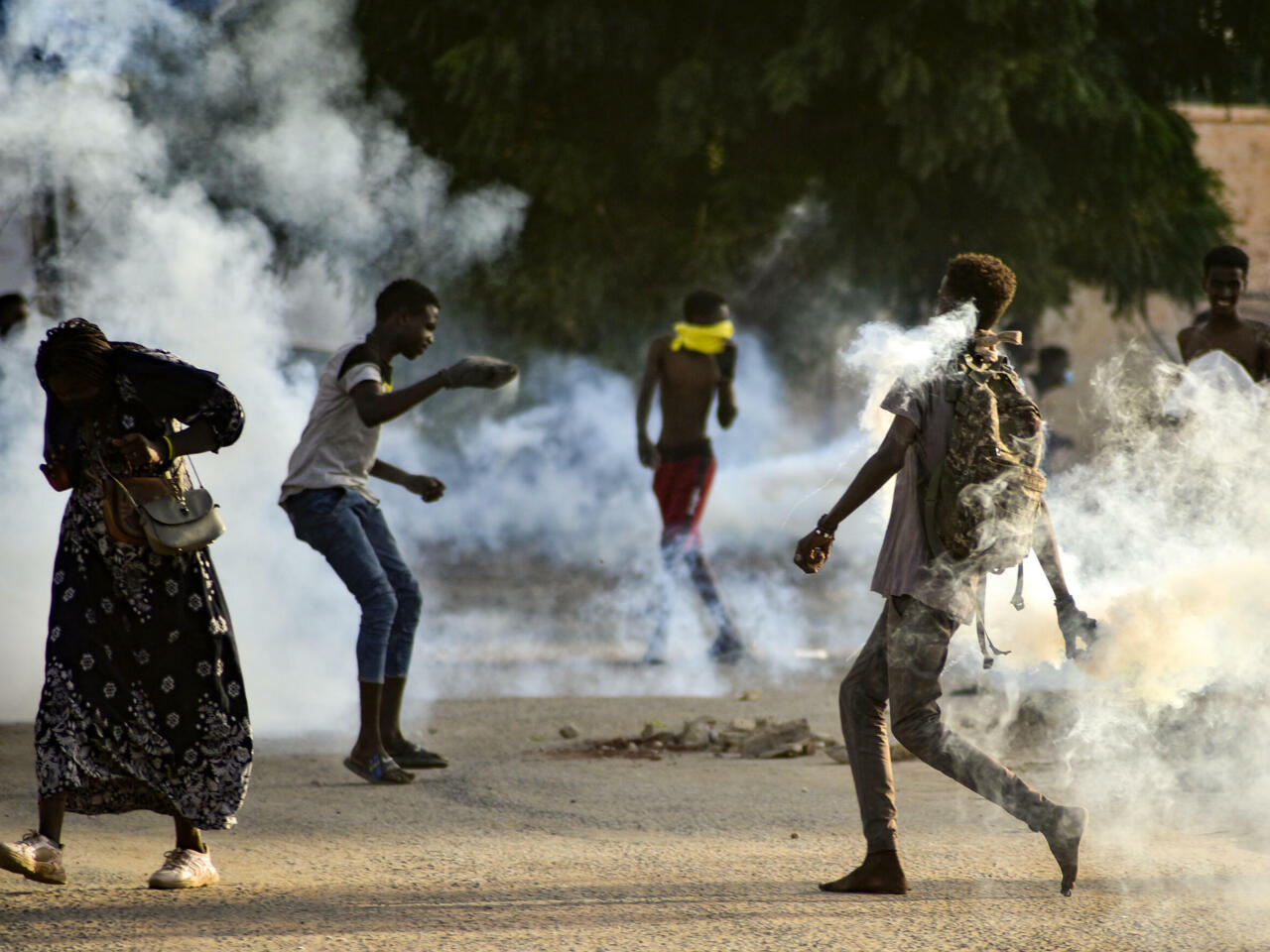 قوات الأمن تطلق الغاز المسيل للدموع على المتظاهرين في السودان