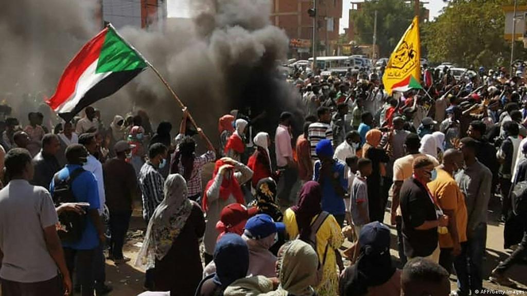 محتجون في السودان يتجهون صوب قصر الرئاسة في ذكرى الانقلاب