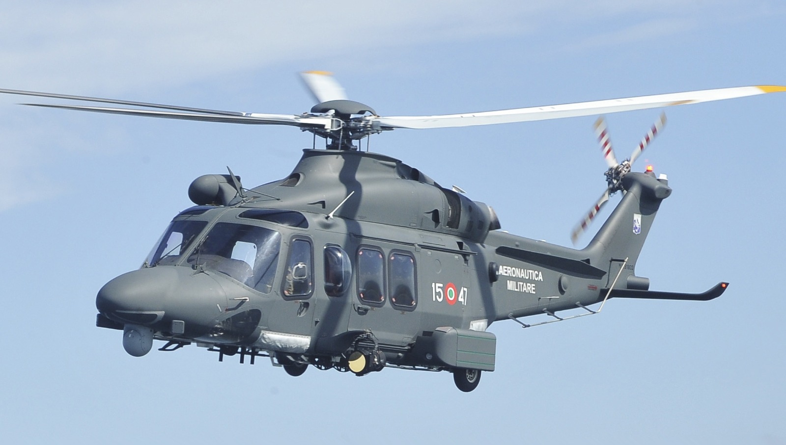 طيران أبوظبي تعزز أسطولها بشراء 6 مروحيات إضافية من طراز AW139