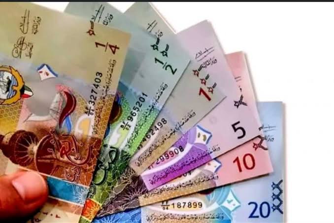 سعر الدينار الكويتى بالبنوك المصرية.. اليوم