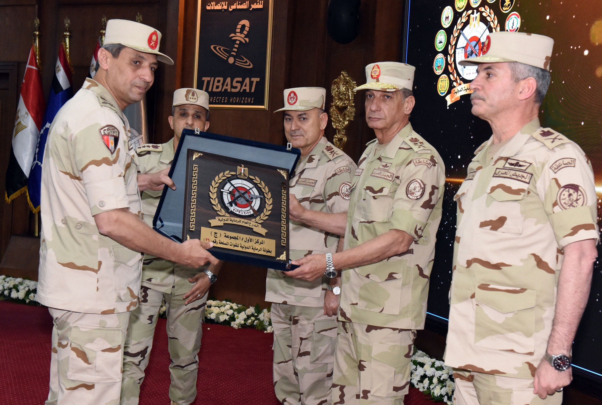 وزير الدفاع يلتقى بعدد من قادة القوات المسلحة ويكرم الفائزين فى بطولة الدرع العام للرماية الدولية