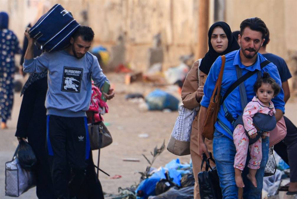 آلاف المصريين يحتشدون بالعريش لاستقبال السيسي وماكرون.. ويؤكدون في صوت مصري واحد: لا للتهجير وكلنا خلف الرئيس