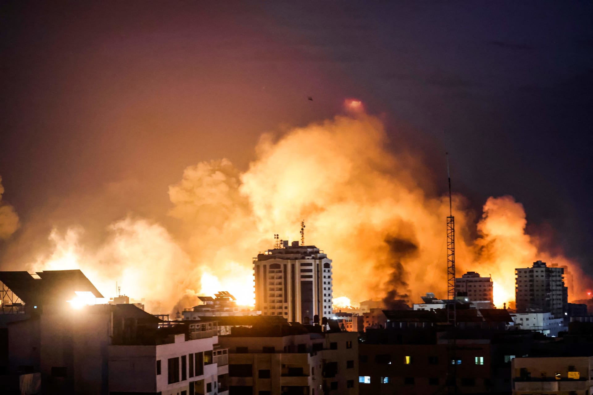 طائرات الاحتلال الإسرائيلى تشن غارة شمال مخيم النصيرات وسط قطاع غزة