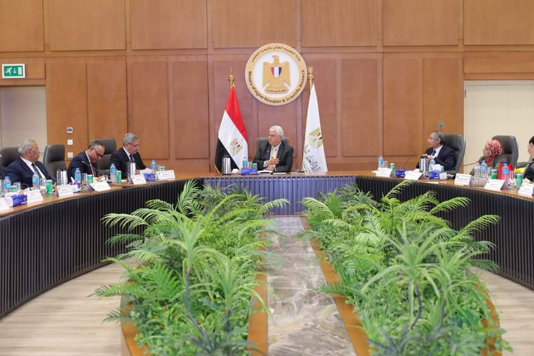 عاشور: التكامل والتعاون بين الجامعات المصرية والمراكز والمعاهد والهيئات البحثية