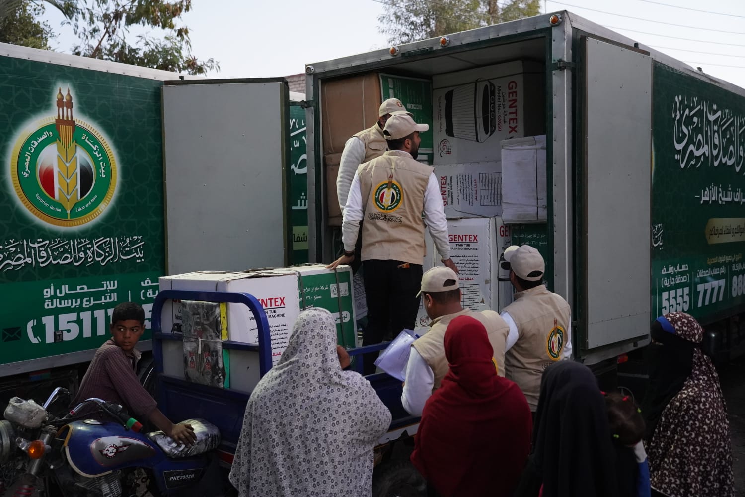 بيت الزكاة : دعم نقدي وتيسير زواج ووصلات مياه وتسقيف منازل لأهالينا في «الهمةو«الكمال» بالمنيا