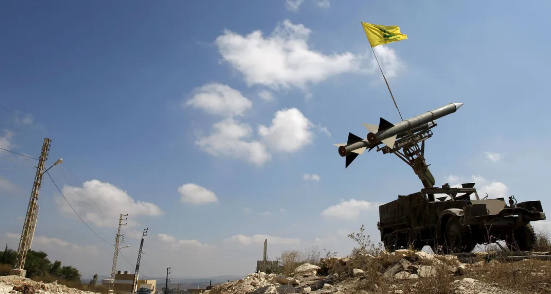 حزب الله: إطلاق عشرات الصواريخ ردا على ضربات إسرائيلية على لبنان