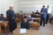 رئيس منطقة سوهاج الأزهرية يواصل متابعاته الميدانية لامتحانات النقل الثانوي بمعاهد طهطا