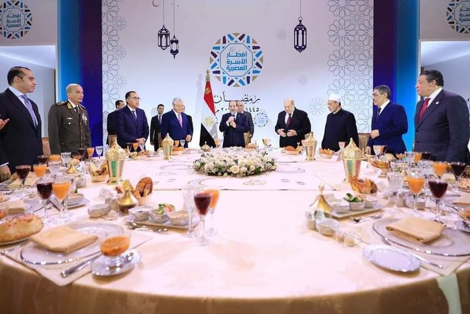 رئيس جامعة حلوان يشارك في حفل إفطار الأسرة المصرية