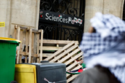 طلاب يغلقون مداخل جامعة سيانس بو في باريس في احتجاج على حرب غزة