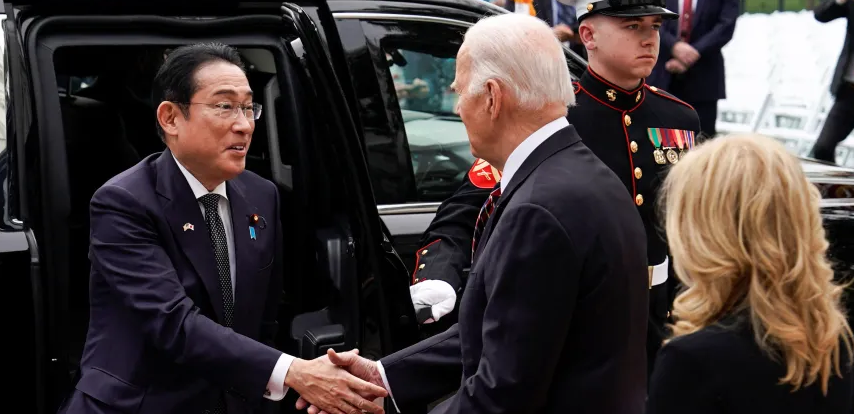 بايدن يستقبل رئيس الوزراء الياباني في قمة بالبيت الأبيض