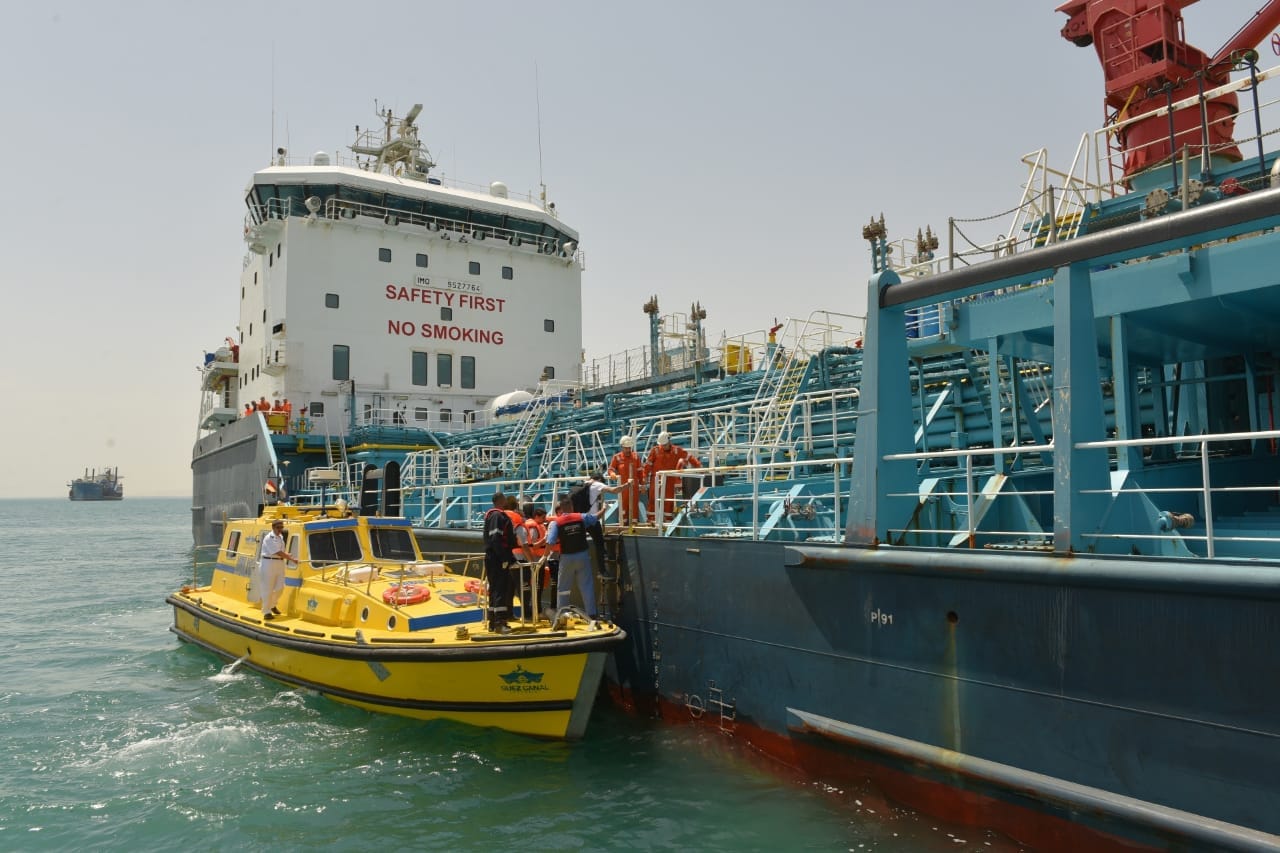 خدمة الإسعاف البحري بالقناة تستجيب لاستغاثة نقل مريض من إحدى السفن العابرة للقناة