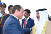 الرئيس السيسى يستقبل العاهل البحرينى فور وصوله مطار القاهرة