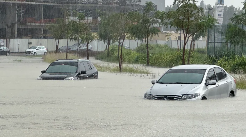 مقتل شخص على الأقل بعد سيول وأمطار غزيرة في الإمارات