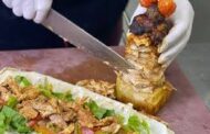 مطعم شاورما فلسطيني في القاهرة ينقل مذاق الوطن للفارين من الحرب