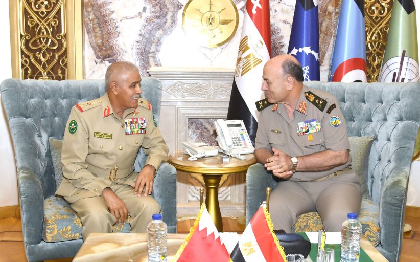 رئيس الأركان يلتقى رئيس هيئة الأركان بقوة دفاع البحرين
