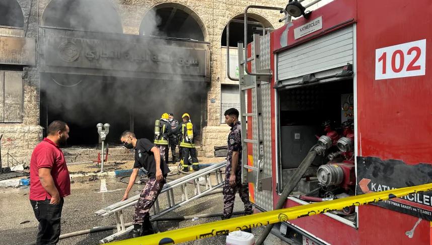 فرق الدفاع المدني الفلسطيني تكافح للسيطرة على حريق كبير في البيرة