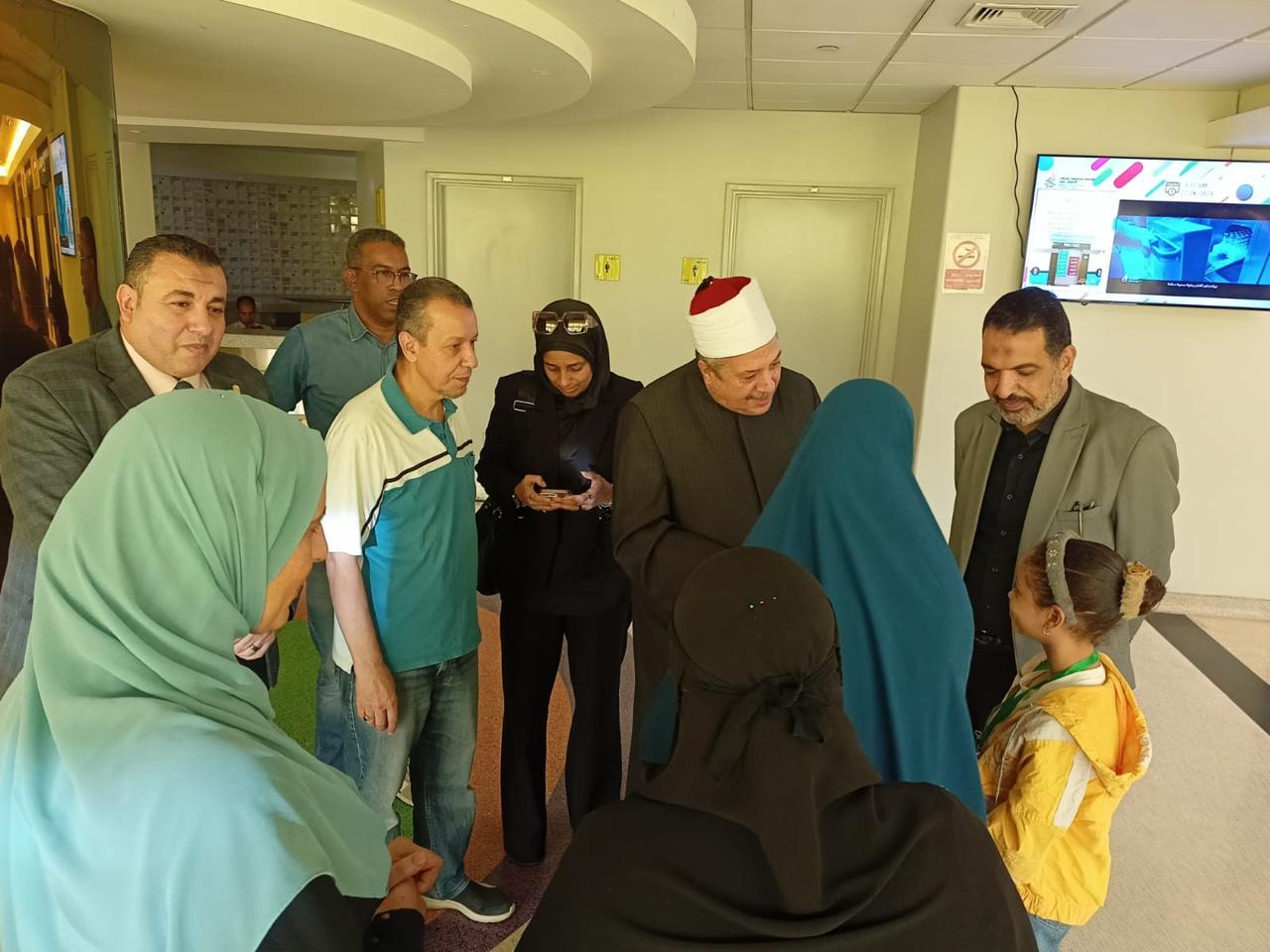 بتوجيهات الإمام الأكبر.. رئيس قطاع المعاهد الأزهرية يزور الطلاب الممتحنين بمستشفى 57357