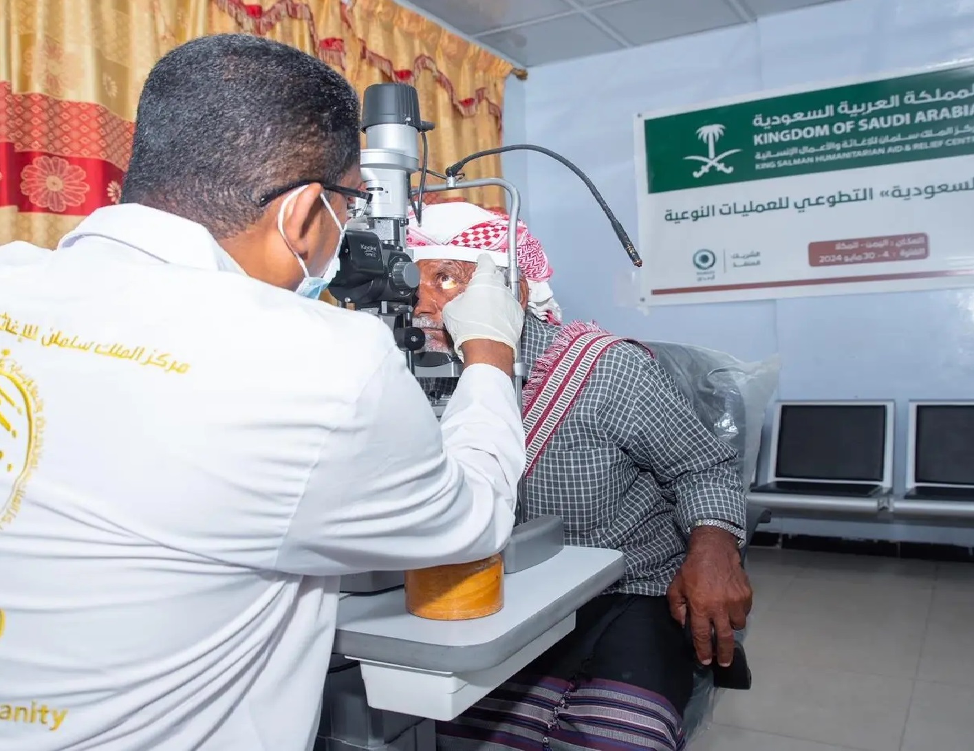 مركز الملك سلمان للإغاثة يدعم مركز الأطراف الصناعية ومكافحة العمى في اليمن
