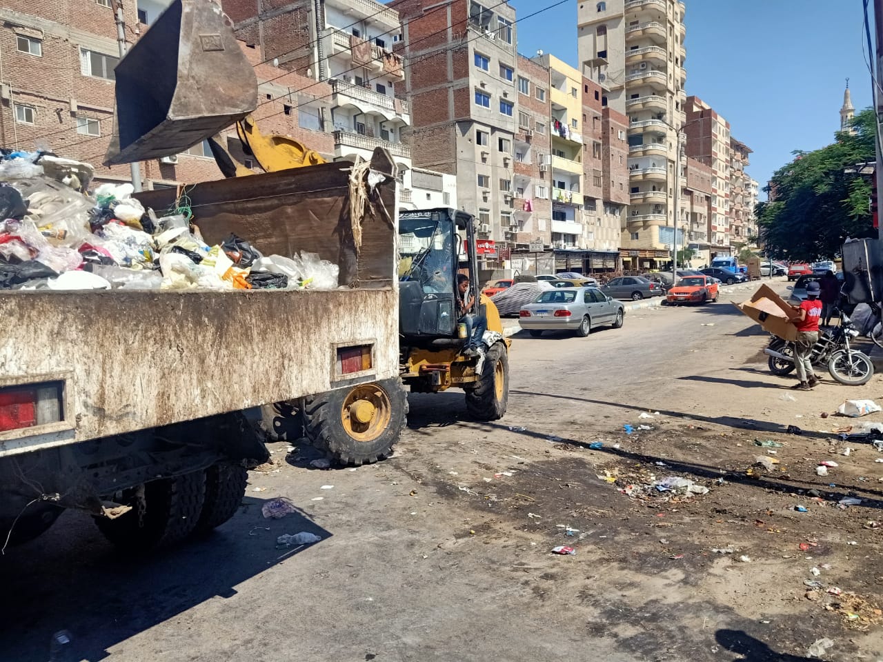 الوحدات المحلية تواصل أعمالها في رفع مخلفات حمولاتها بحوالي ٨٣٢٤ طنا بالإسماعيلية