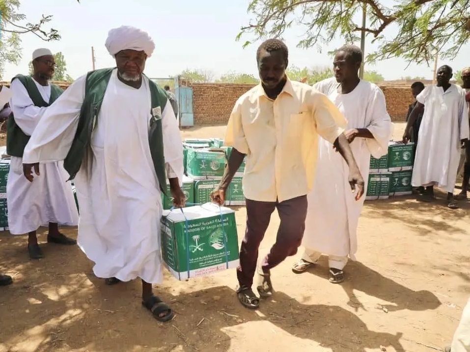 مركز الملك سلمان للإغاثة يوزع حقائب ومساعدات إنسانية في ولايات السودان