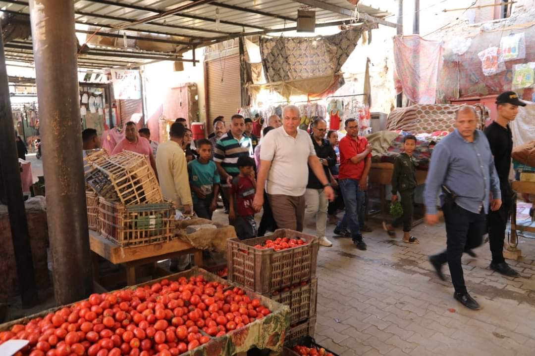 محافظ الوادي الجديد يطمئن على توافر السلع الغذائية بالأسواق