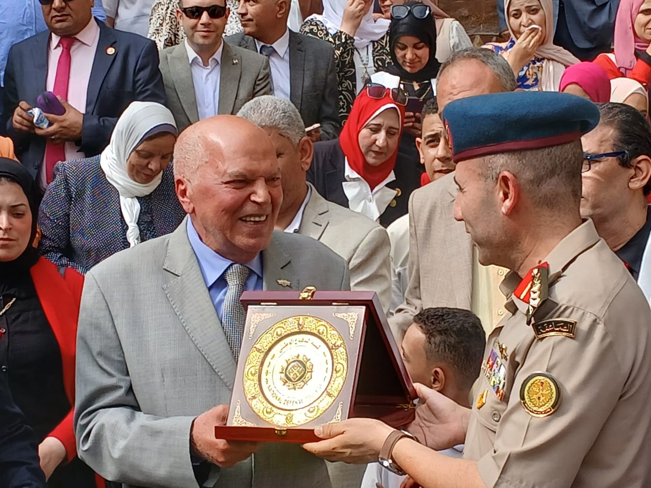 مدير كلية الدفاع الوطني يكرم نقيب المعلمين..