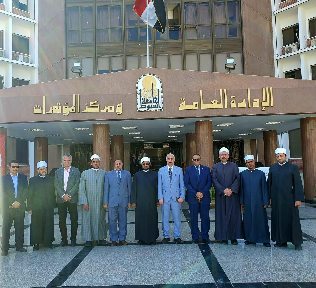 رئيس جامعة أسيوط: التعاون مع الأزهر ضمانة كافية لبناء وعي الشباب وتحصينهم ضد الأفكار الشاذة والهدامة