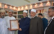 سفير سلطنة عمان يزور جناح المجلس الأعلى للشئون الإسلامية بمعض الكتاب