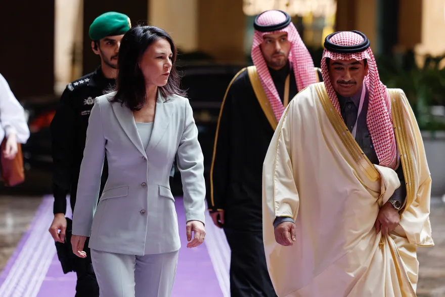 وزيرة الخارجية الألمانية تصل إلى الرياض لحضور مؤتمر مع وزير الخارجية السوري