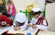 يوم في حب الوطن.. وإبداعات الطلاب الوافدين تجذب زوار جناح الأزهر في ثاني أيام معرض الكتاب