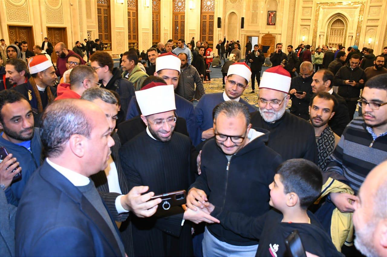 وزير الأوقاف يؤدي صلاتي العشاء والتراويح بمسجد العلي العظيم بالقاهرة