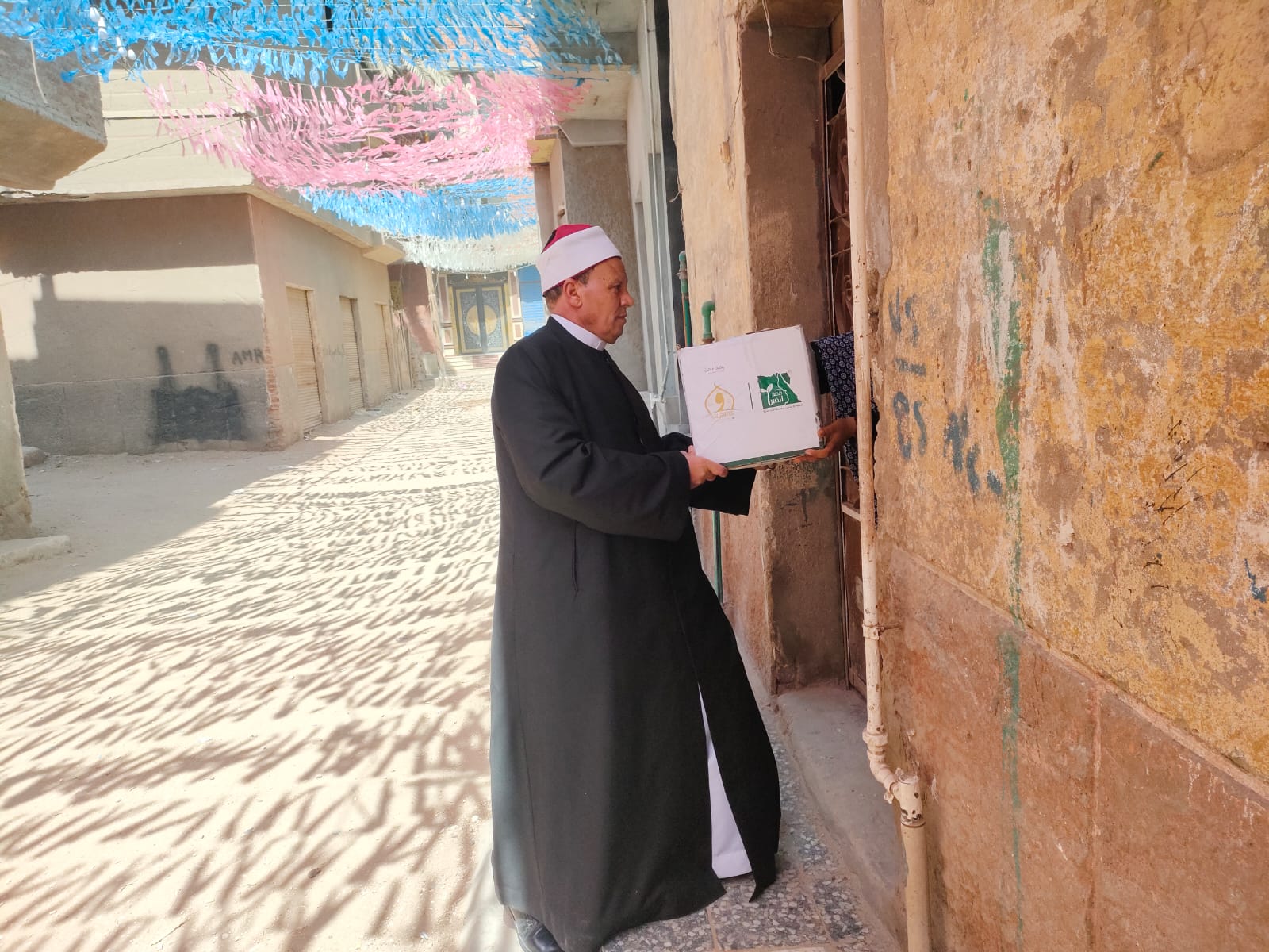 مائة ألف كرتونة غذائية.. الأوقاف ومصر الخير ترسّخان قيم التكافل في رمضان