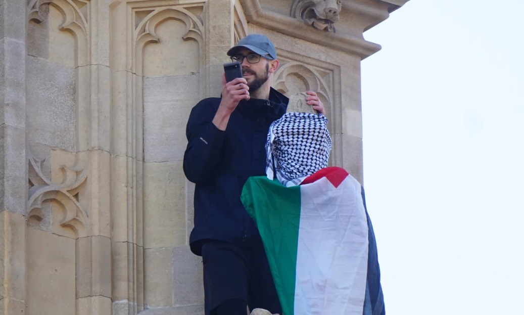 متظاهر يتسلق برج «بيج بن» رافعًا علم فلسطين