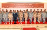 وزير الدفاع يشارك مقاتلى القوات الجوية تناول وجبة الإفطار