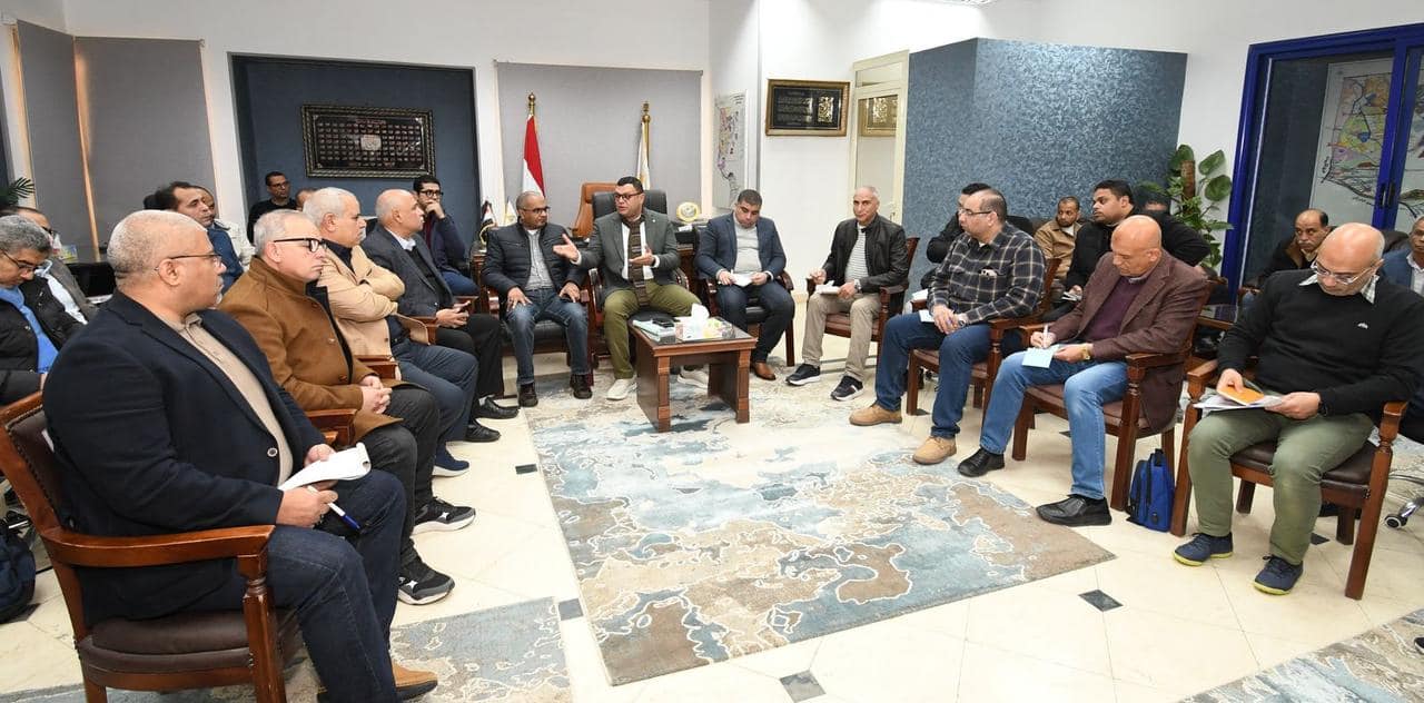 وزير الإسكان يتابع  سير العمل بمختلف القطاعات بمدينة 15 مايو