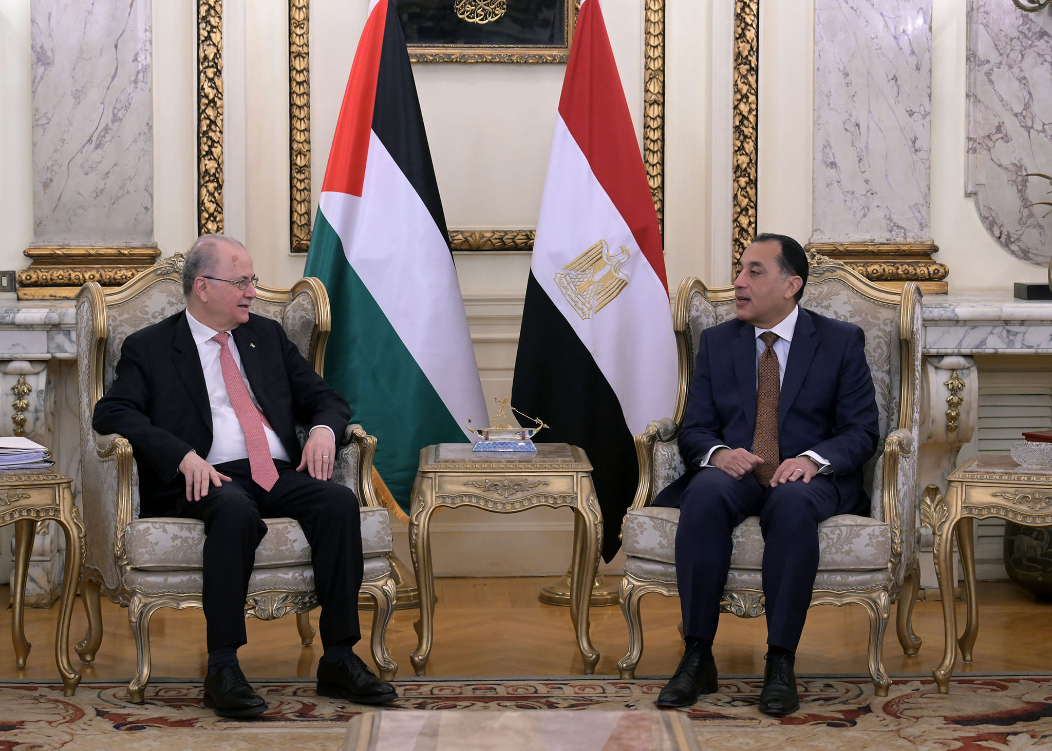 رئيس الوزراء يلتقى نظيره الفلسطيني لاستعراض ملامح خطة التعافي المبكر وإعادة إعمار غزة التى ستعرض على القمة العربية