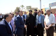 رئيس الوزراء يتوقف لإلقاء التحية على معلمي وطلاب مدرسة 