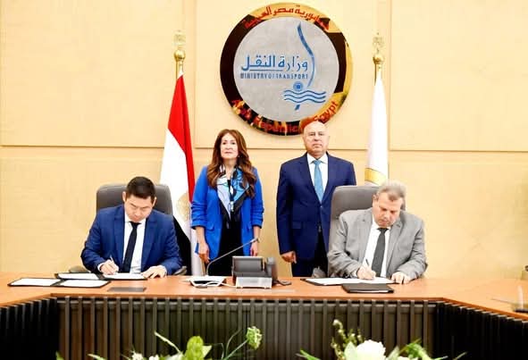 مصر والولايات المتحدة توقعان ثلاثة عقود لتحديث 100 جرار وتوريد قطع غيار للسكة الحديد