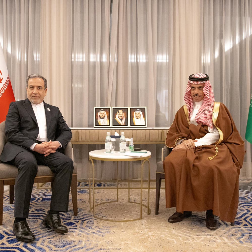 وزير الخارجية السعودي يستعرض مع نظيره الإيراني مستجدات المحادثات التي ترعاها سلطنة عمان بين الولايات المتحدة وإيران