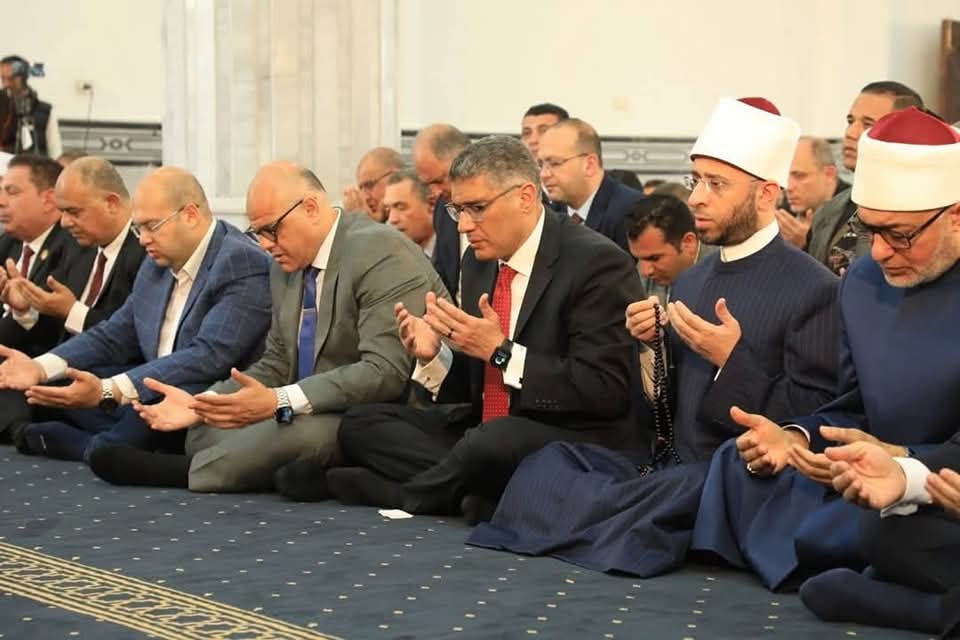 محافظ القليوبية يؤدي صلاة الجمعة بمحافظة الجيزة للمشاركة بعيدها القومي
