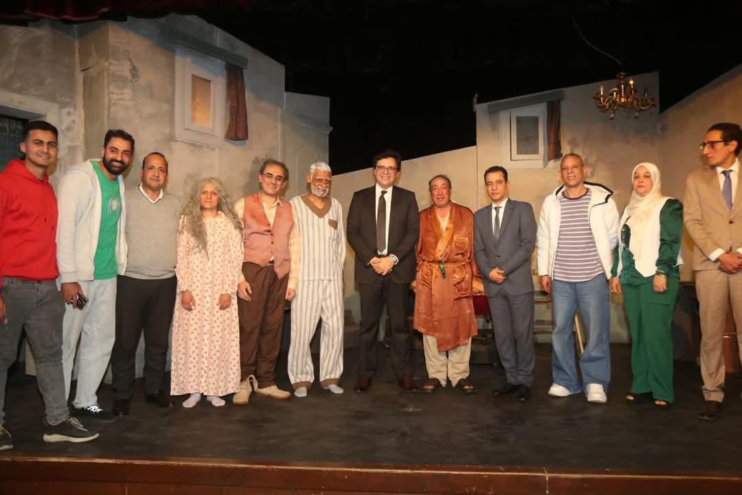 وزير الثقافة يشهد العرض المسرحي 