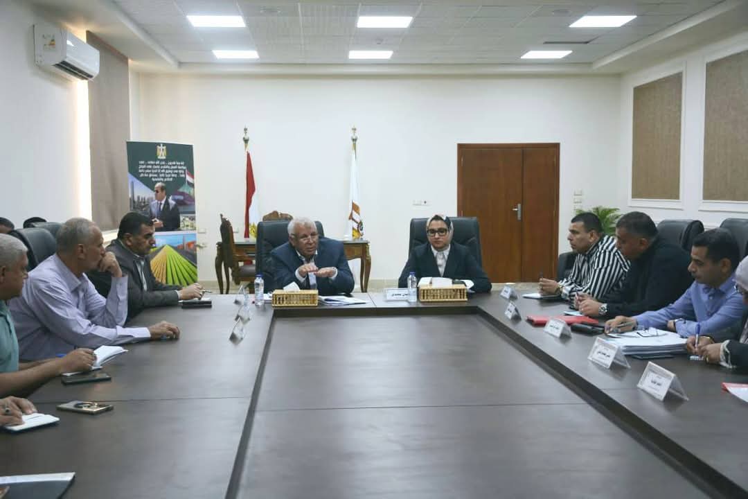 محافظ الوادي الجديد يترأس اجتماعاً موسعا لمتابعة جاهزية مجمع الخدمات الحكومية