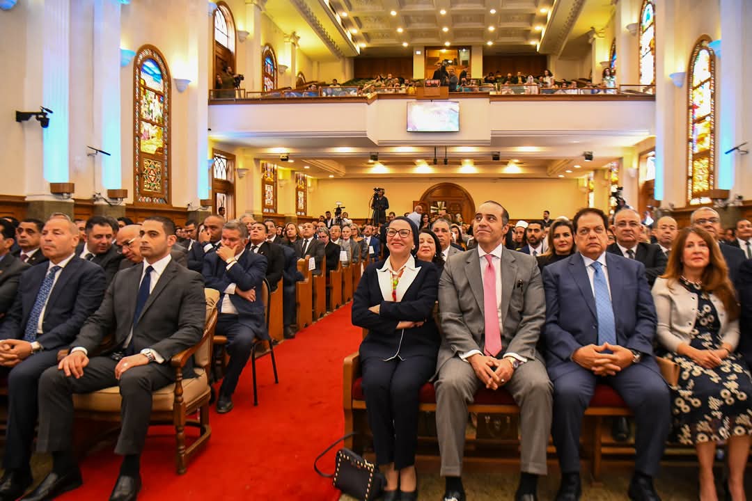 وزيرة البيئة تهنئ أقباط مصر بعيد القيامة المجيد وتشاركهم الاحتفال بالكنيسة الإنجيلية