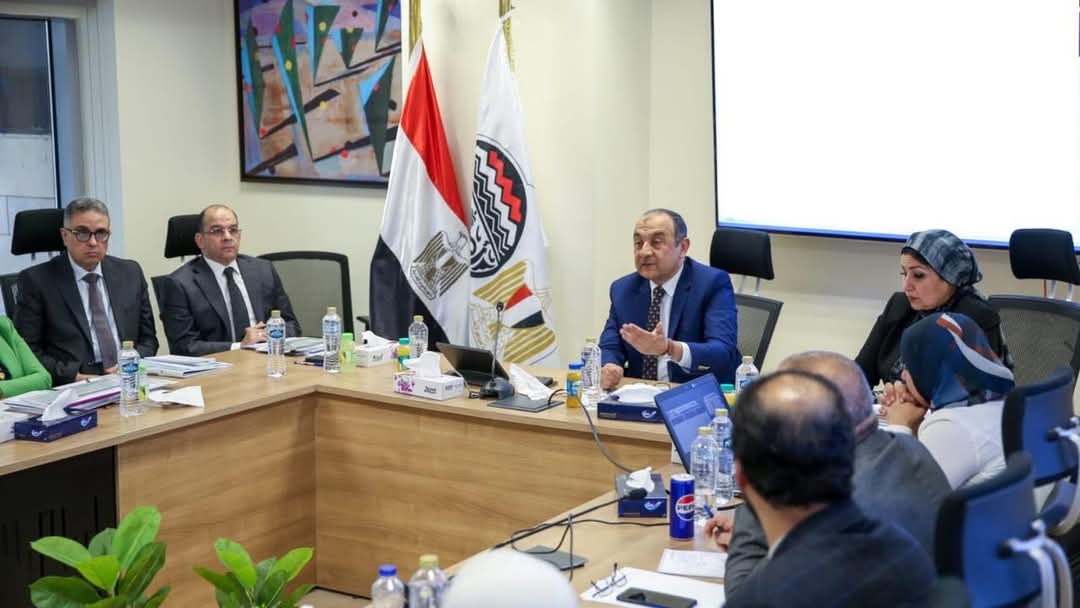 شيمى يتابع مستجدات العمل في مشروعات شركات «القابضة للتشييد»