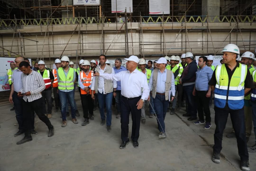 الوزير يتفقد مشروع الخط الأول من شبكة القطار الكهربائي السريع لمتابعة التشطيبات النهائية للمحطات