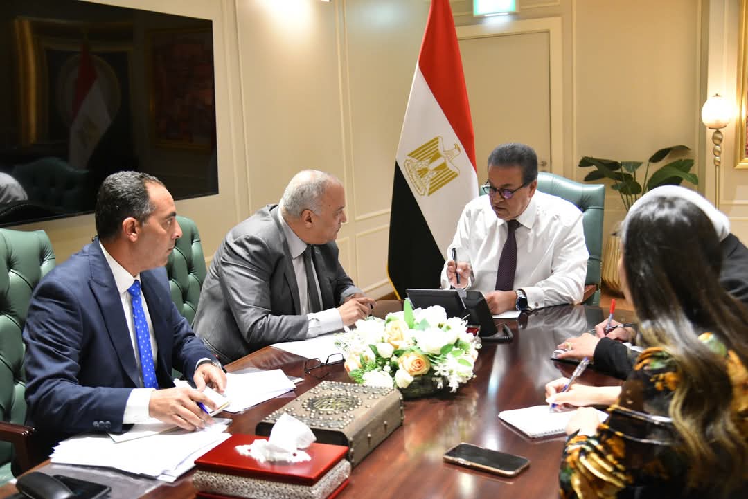 وزير الصحة يبحث التعويض عن مخاطر المهن الطبية ودعم الأطباء وتطوير برامج التدريب وبيئة العمل