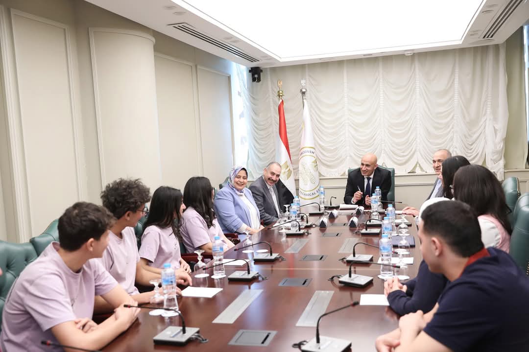 وزير التعليم يلتقي ممثلين لطلاب مدارس النيل الدولية.. ويستمع لآرائهم حول نظام الدراسة